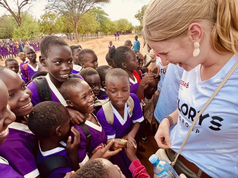 Oegandareis met Afrikaanse kinderen die enthousiast zijn om Europeanen te zien.